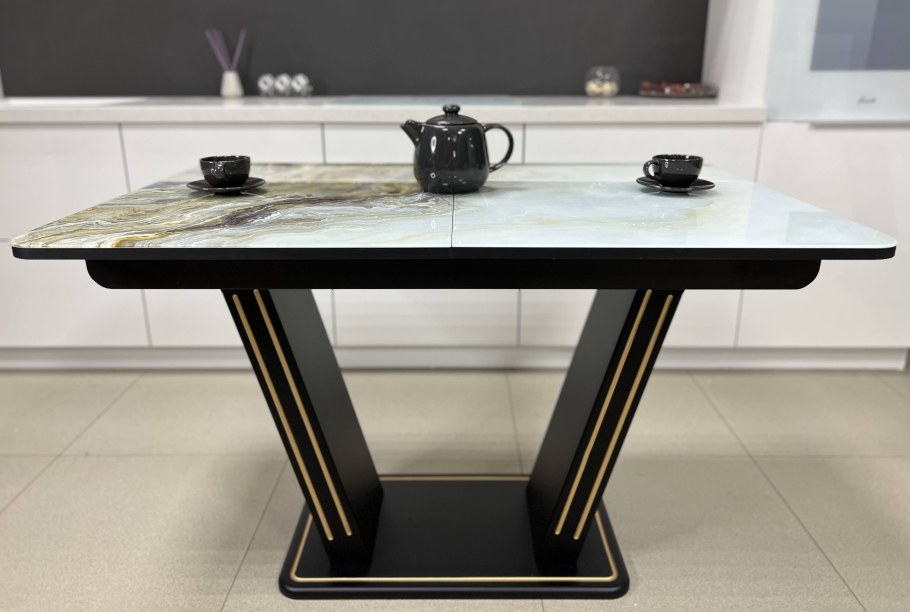 Стол обеденный из магазина Маяк фото