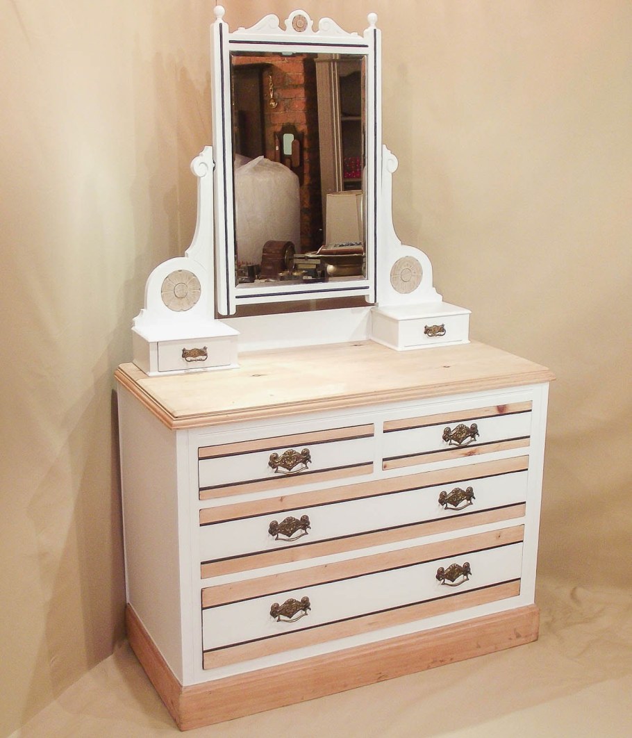 Тумбочка для косметики