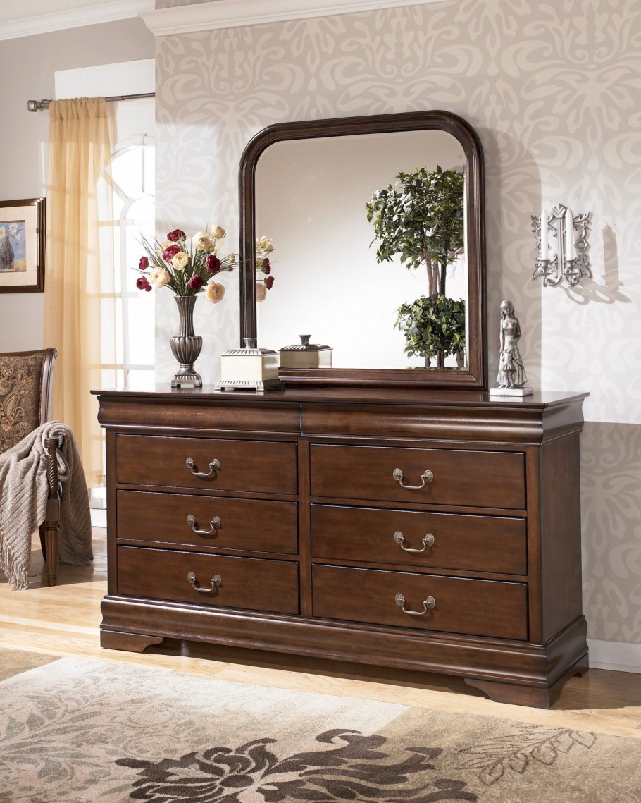 Большой комод с зеркалом