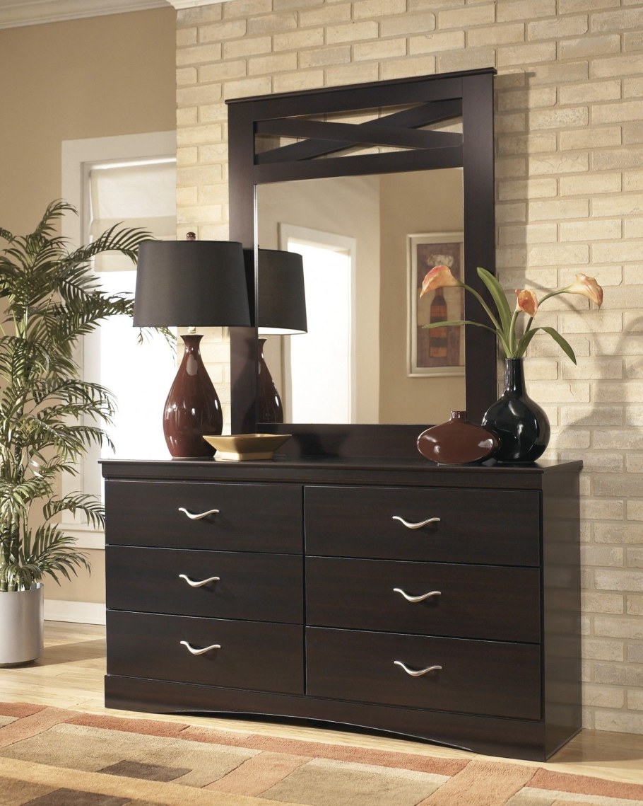 Большой комод с зеркалом