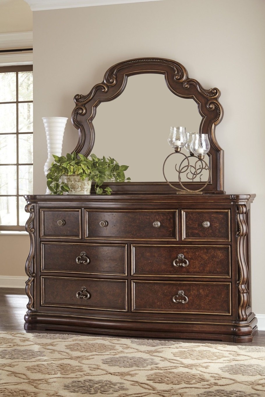 Комод с зеркалом в спальню