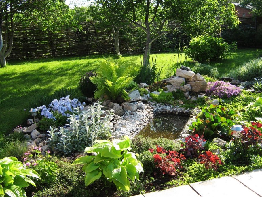 Рокарий с хостой