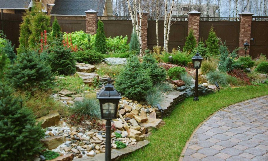 Альпинарий с хвойными растениями