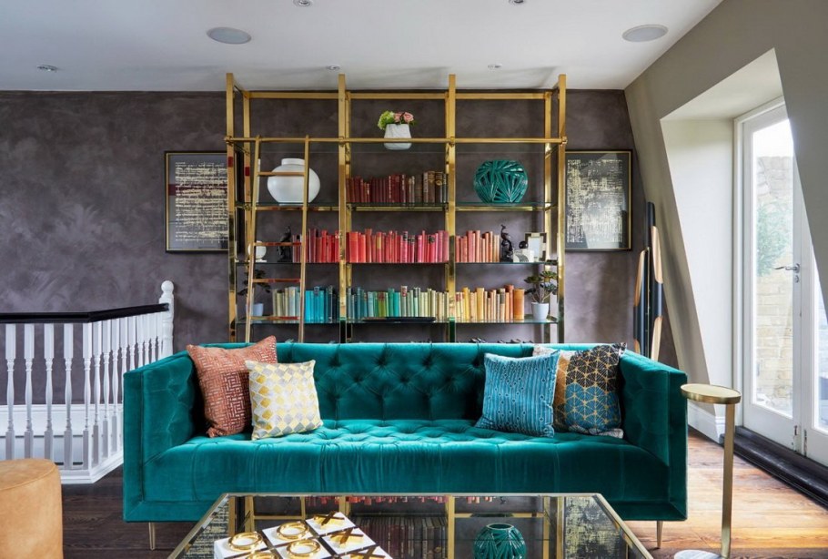 Темно-бирюзовый диван в интерьере