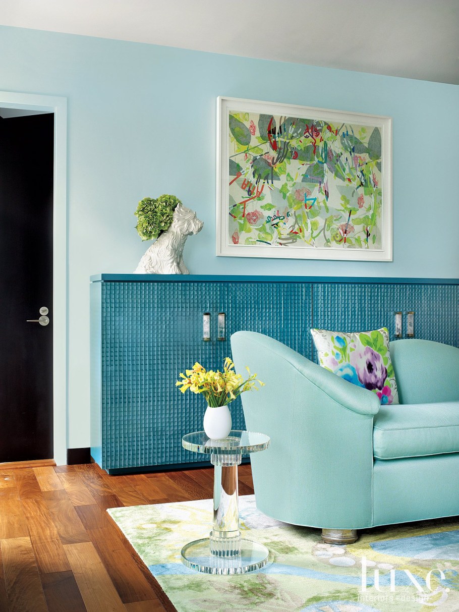 Бирюзовый декор в интерьере гостиной