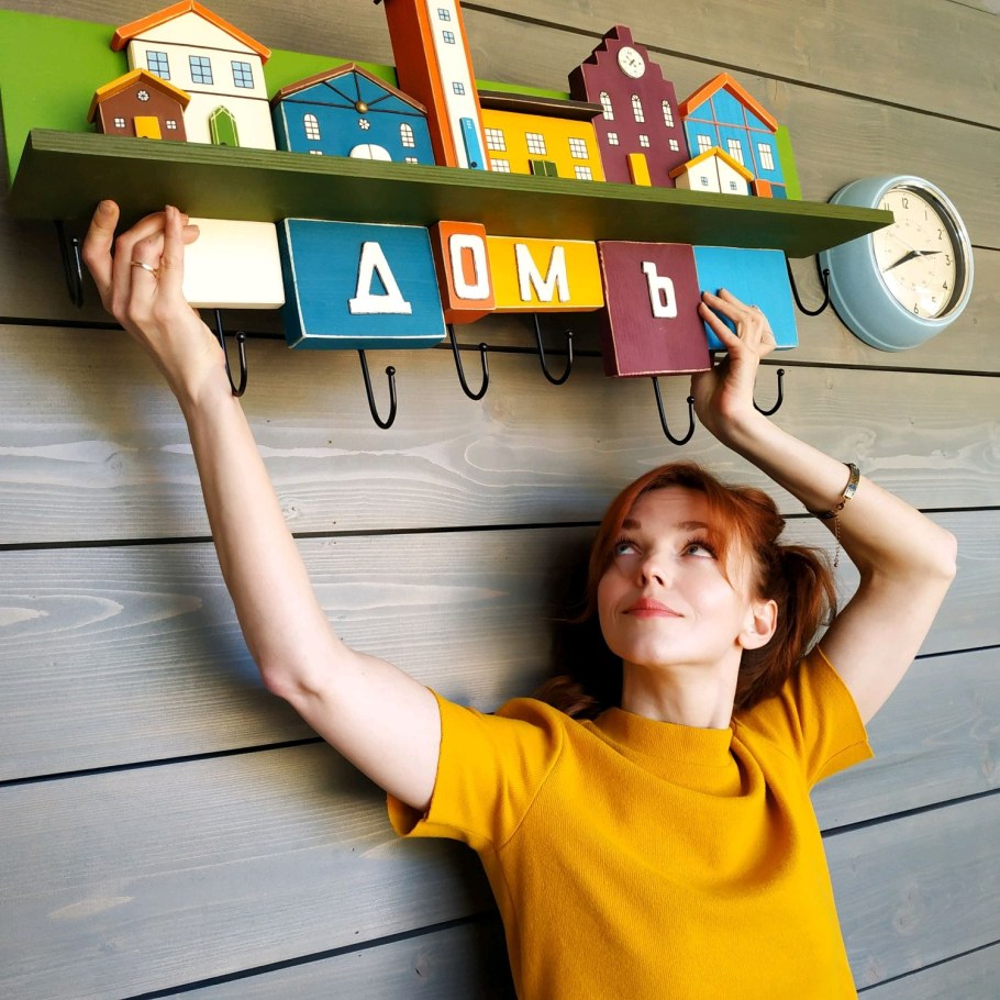 Детская вешалка для одежды настенная