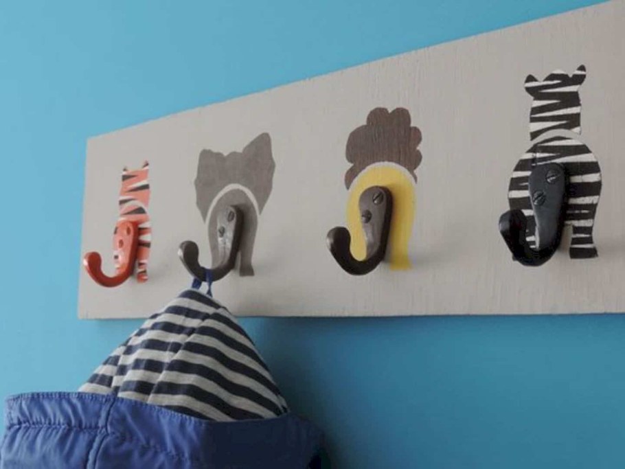 Вешалка настенная в детскую комнату