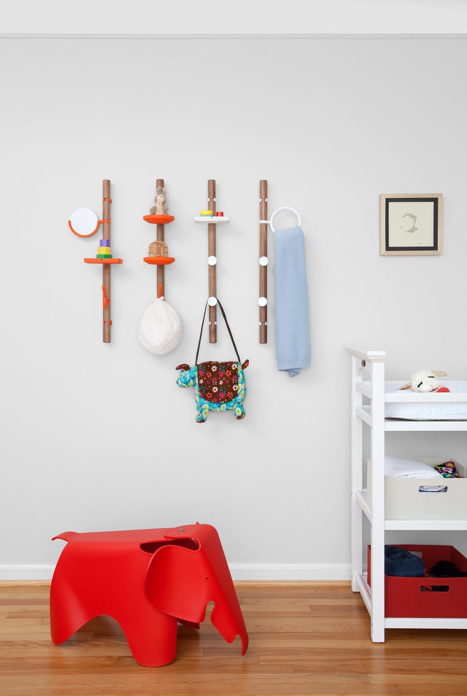 Вешалка настенная в комнату