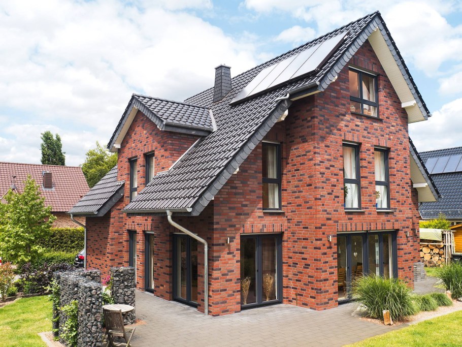 Дом из красного кирпича