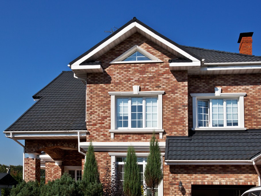 Красивый кирпичный фасад