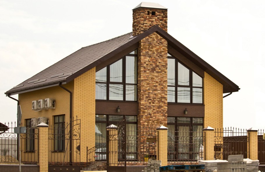 Дома из желтого и коричневого кирпича