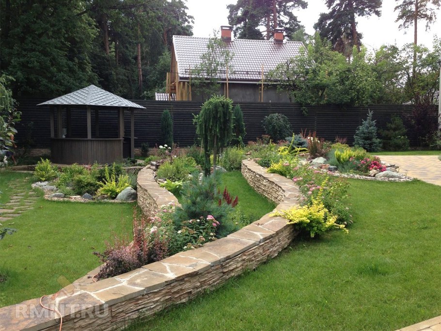 Терраса на склоне участка