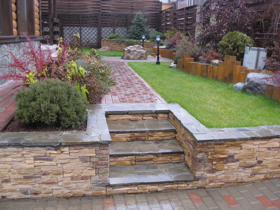 Террасирование склонов ручья камнем