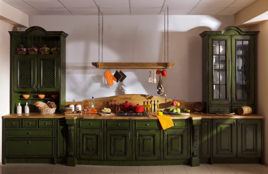 Зеленая кухня из массива