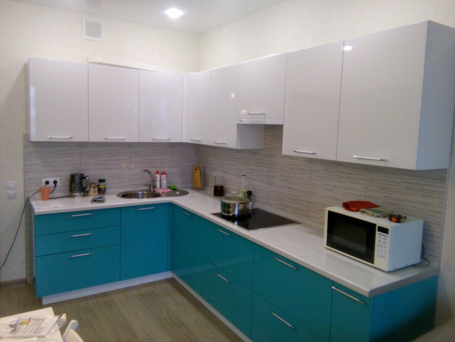 Кухня угловая белый с бирюзовым