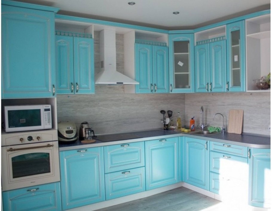 Голубая кухня с патиной