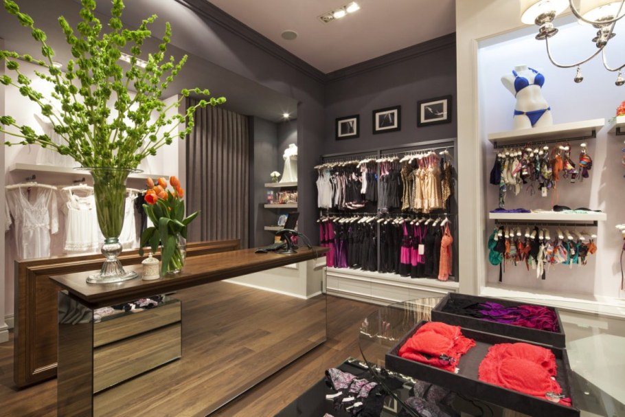 Интерьер магазина одежды
