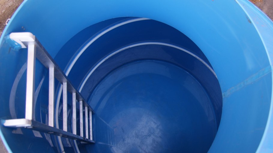 Пластиковый колодец с лестницей