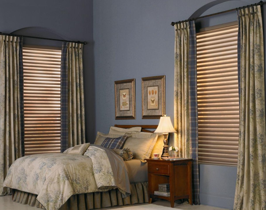 Жалюзи в интерьере спальни