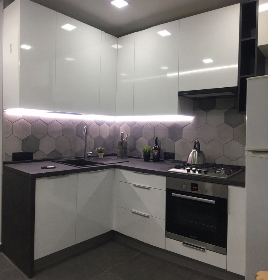 Кухня угловая белая