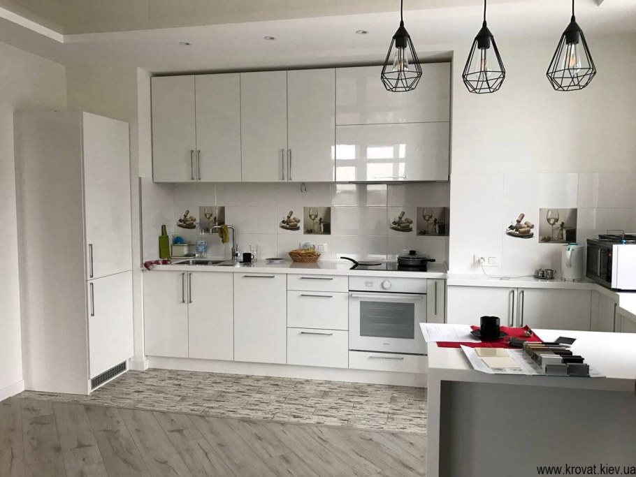 Кухня с белыми фасадами в интерьере