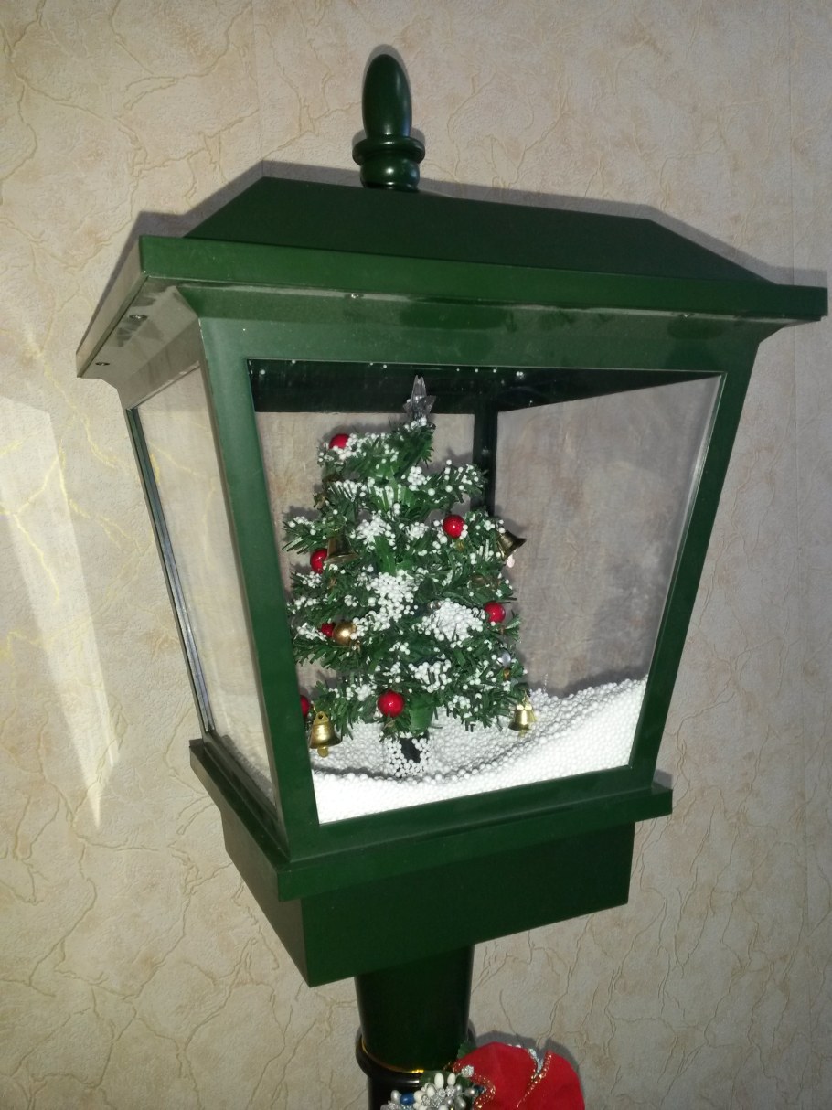 Напольный новогодний фонарь