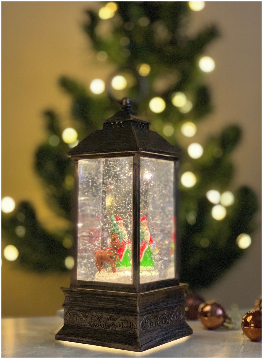 Новогодний фонарь с падающим снегом
