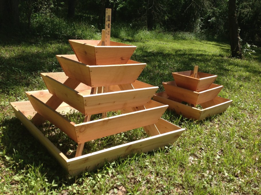 Многоуровневые грядки для клубники