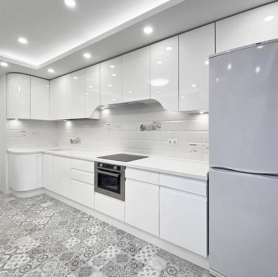 Белая глянцевая кухня