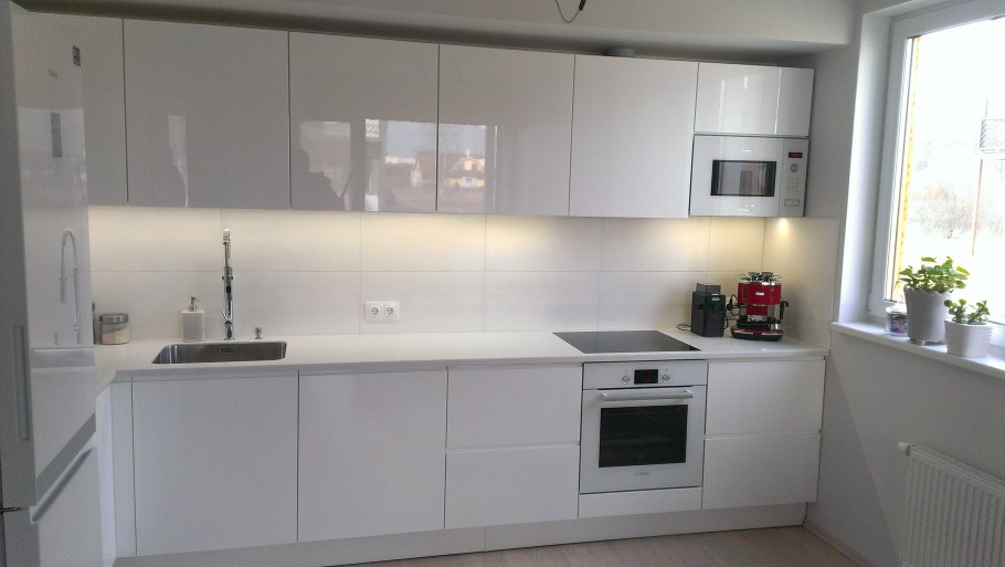 Белая кухня с белой столешницей