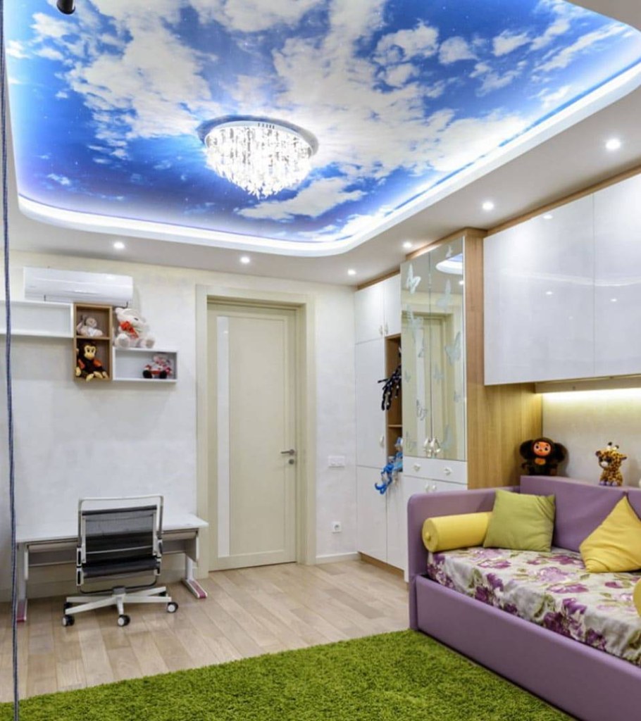 Натяжной потолок в комнате
