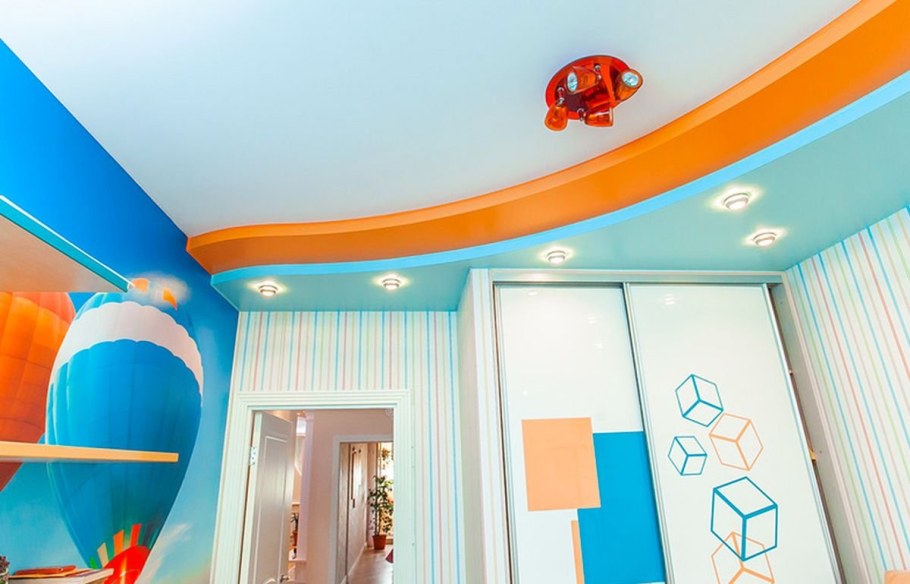 Натяжной потолок в детской
