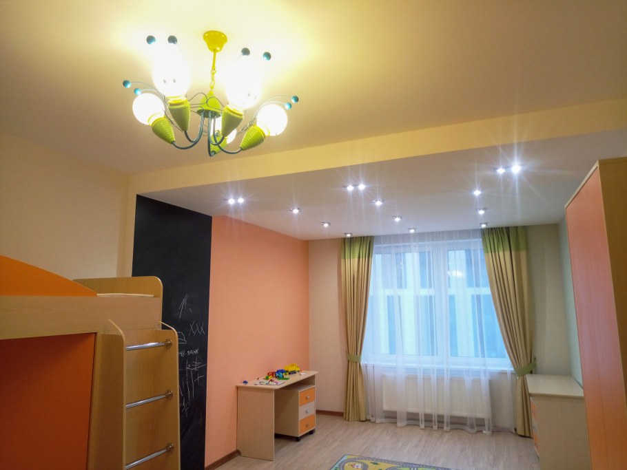 Двухуровневый потолок с подсветкой в детской