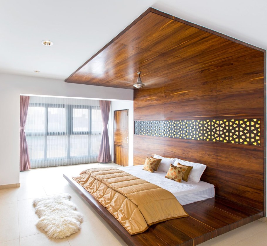 Деревянные панели в спальне