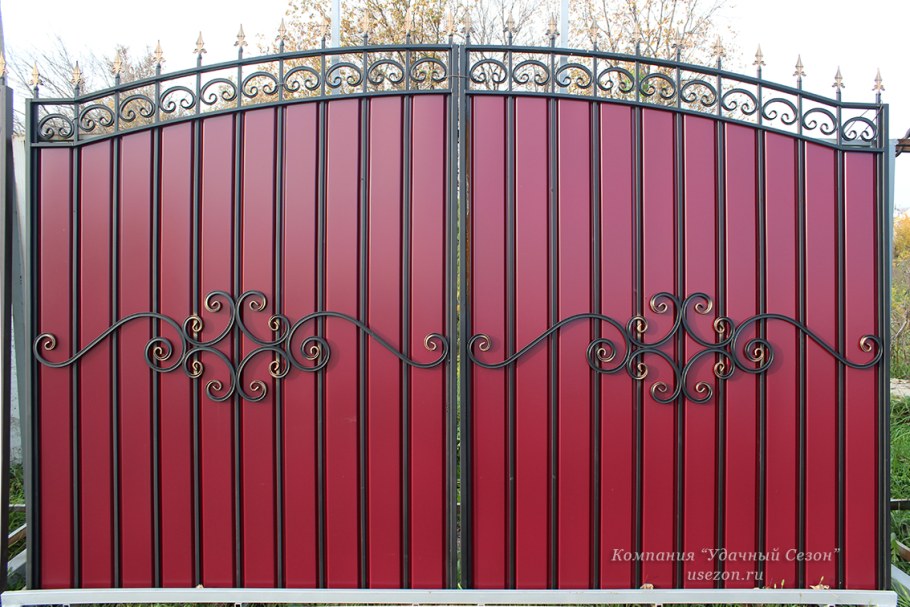 Ворота из профнастила с элементами ковки