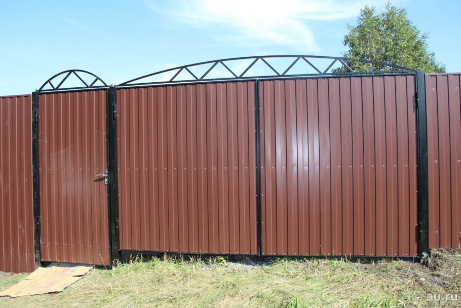 Распашные ворота металлопрофиль