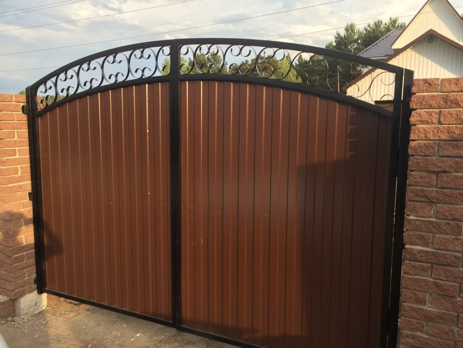 Ворота из профнастила с калиткой