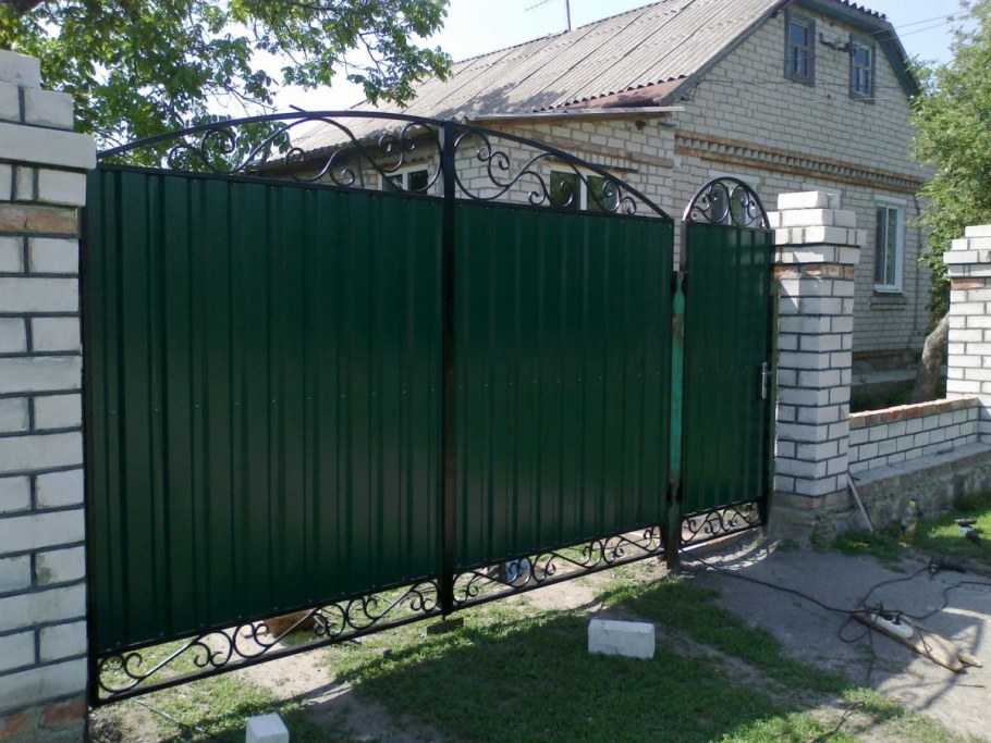 Ворота из профнастила с10