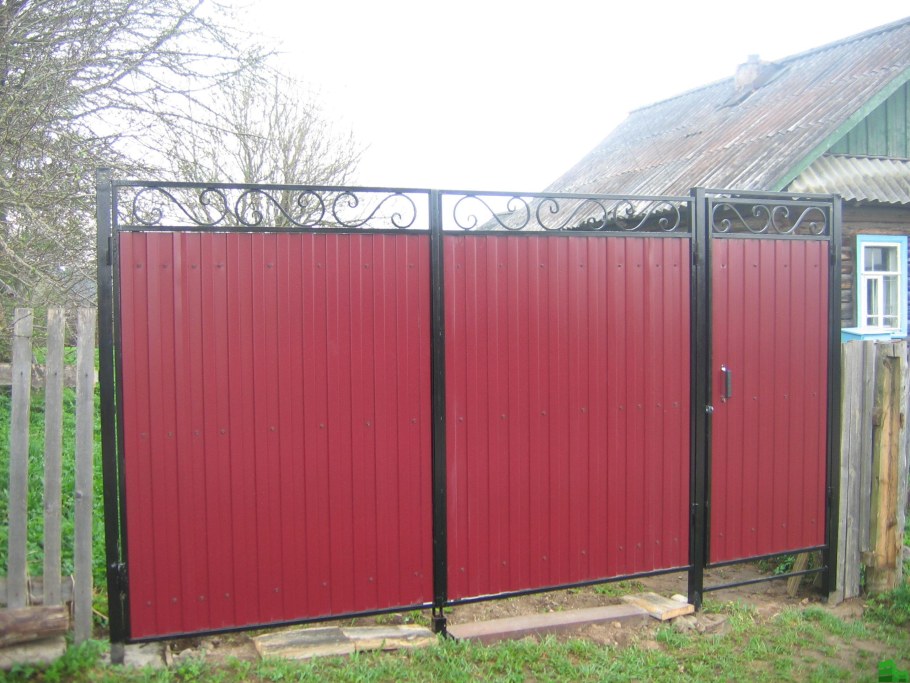 Ворота из профнастила с калиткой