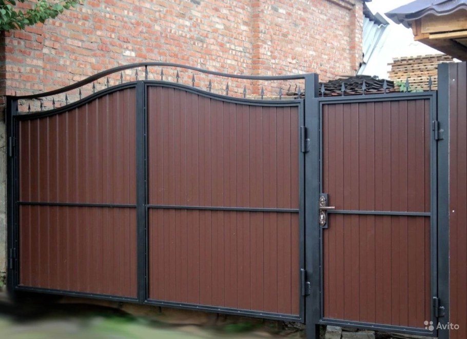 Ворота распашные с металлопрофиль с калиткой