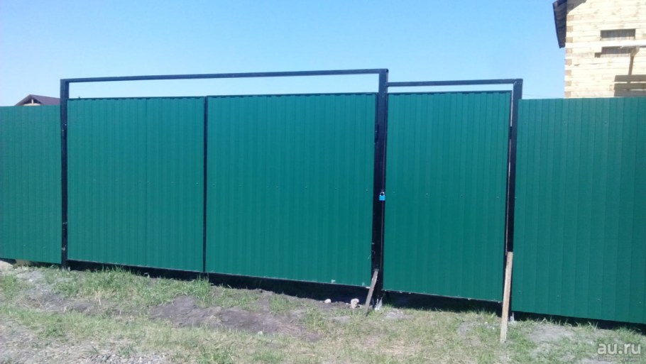 Забор с воротами и калиткой из профнастила
