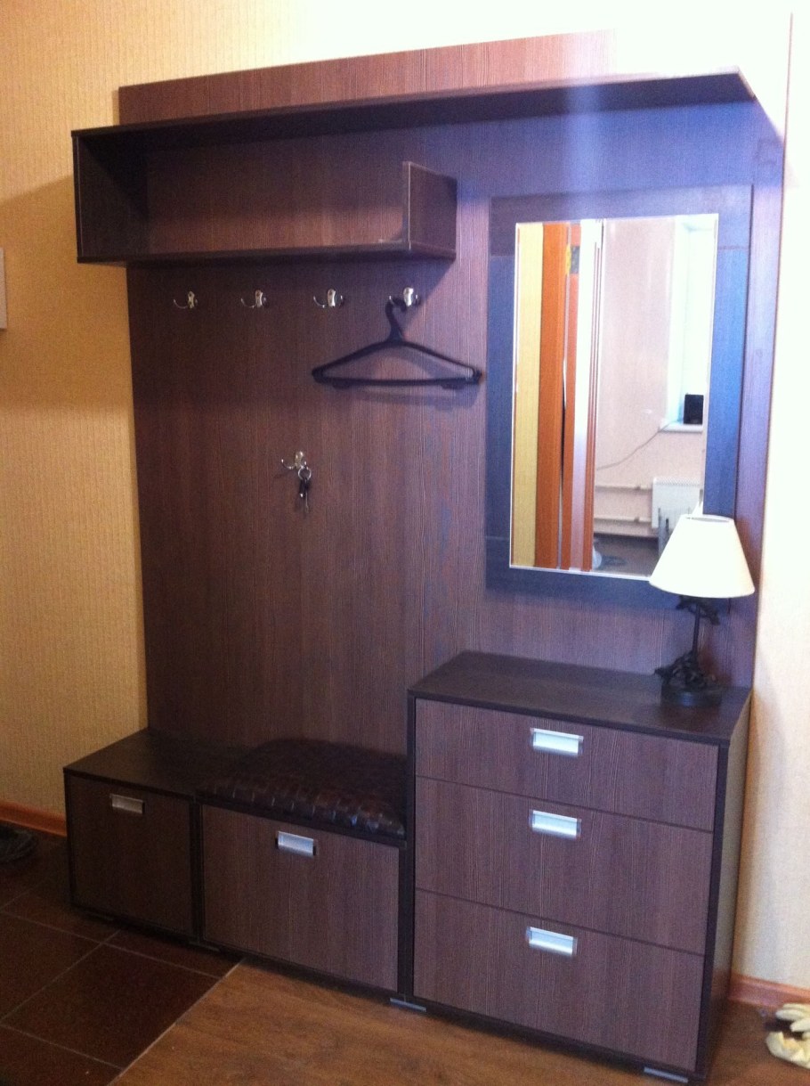 Комод при входе в прихожую