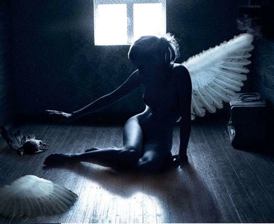 Блондинка с черными крыльями