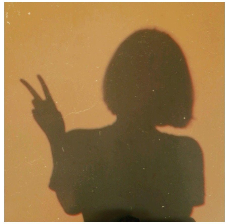 Тень девушки с короткими волосами