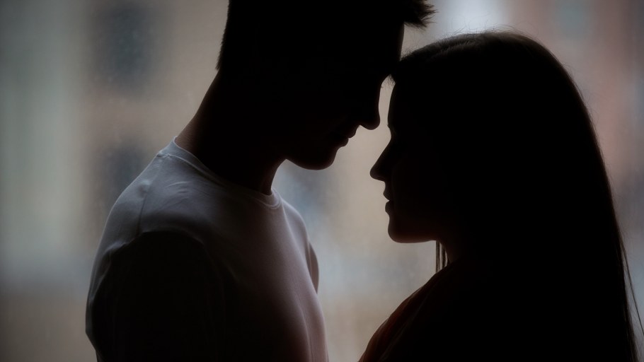 Влюбленная пара в темноте