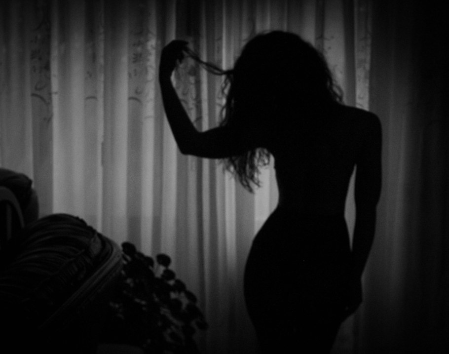 Тело девушки в тени