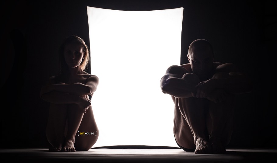 Мужчина и женщина спина к спине