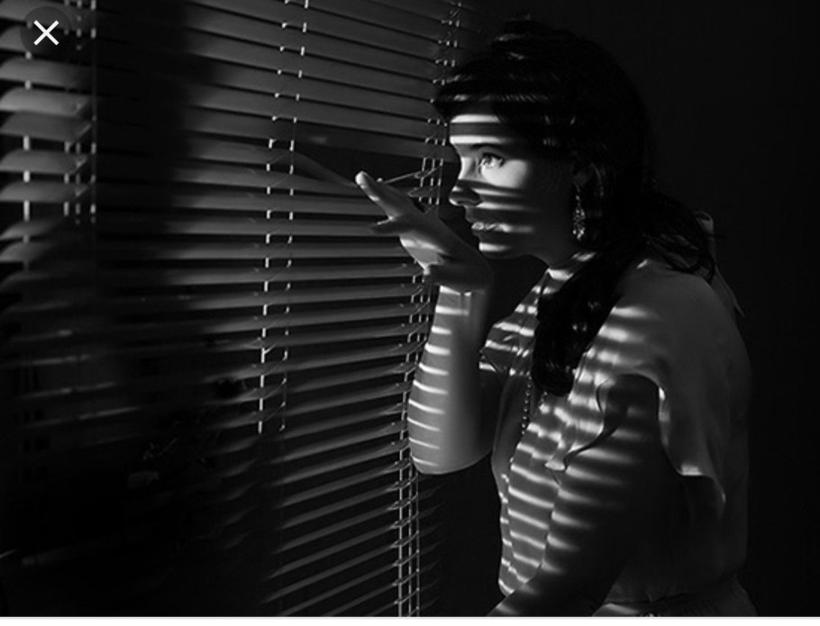 Девушка тень от жалюзи
