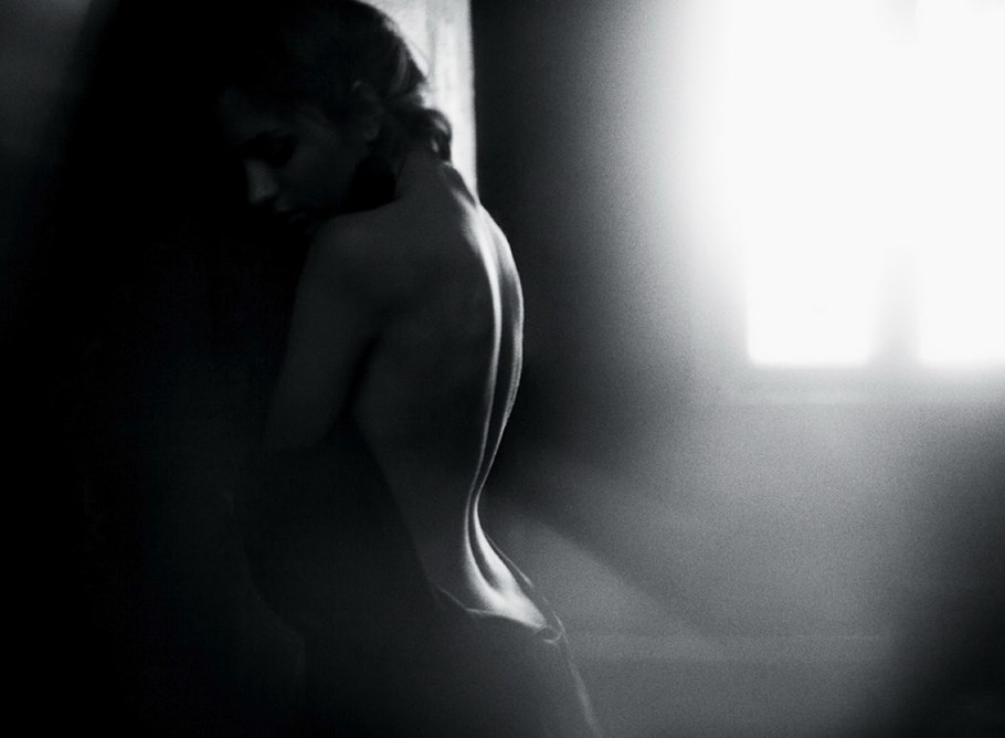 Девушка у стены спиной