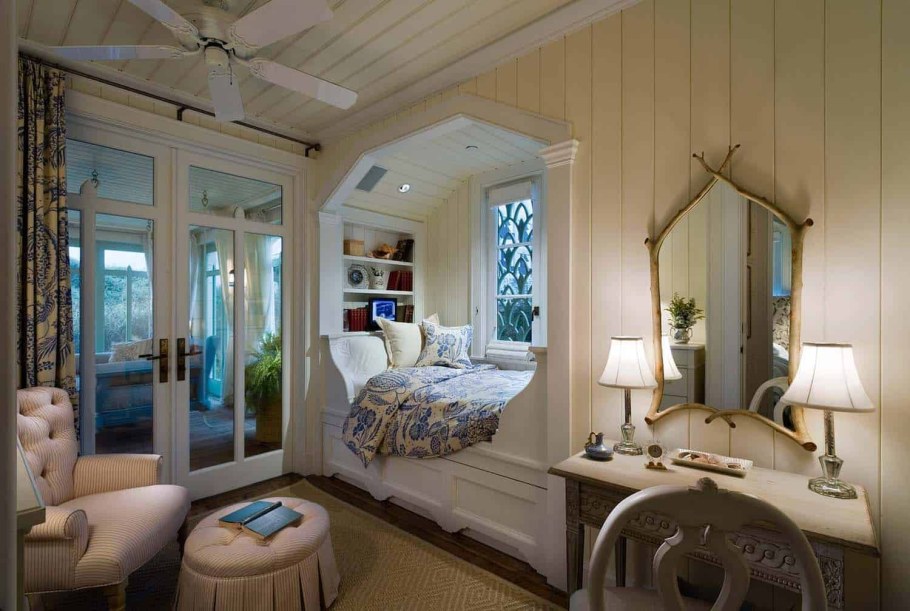 Кровать у окна в деревянном доме